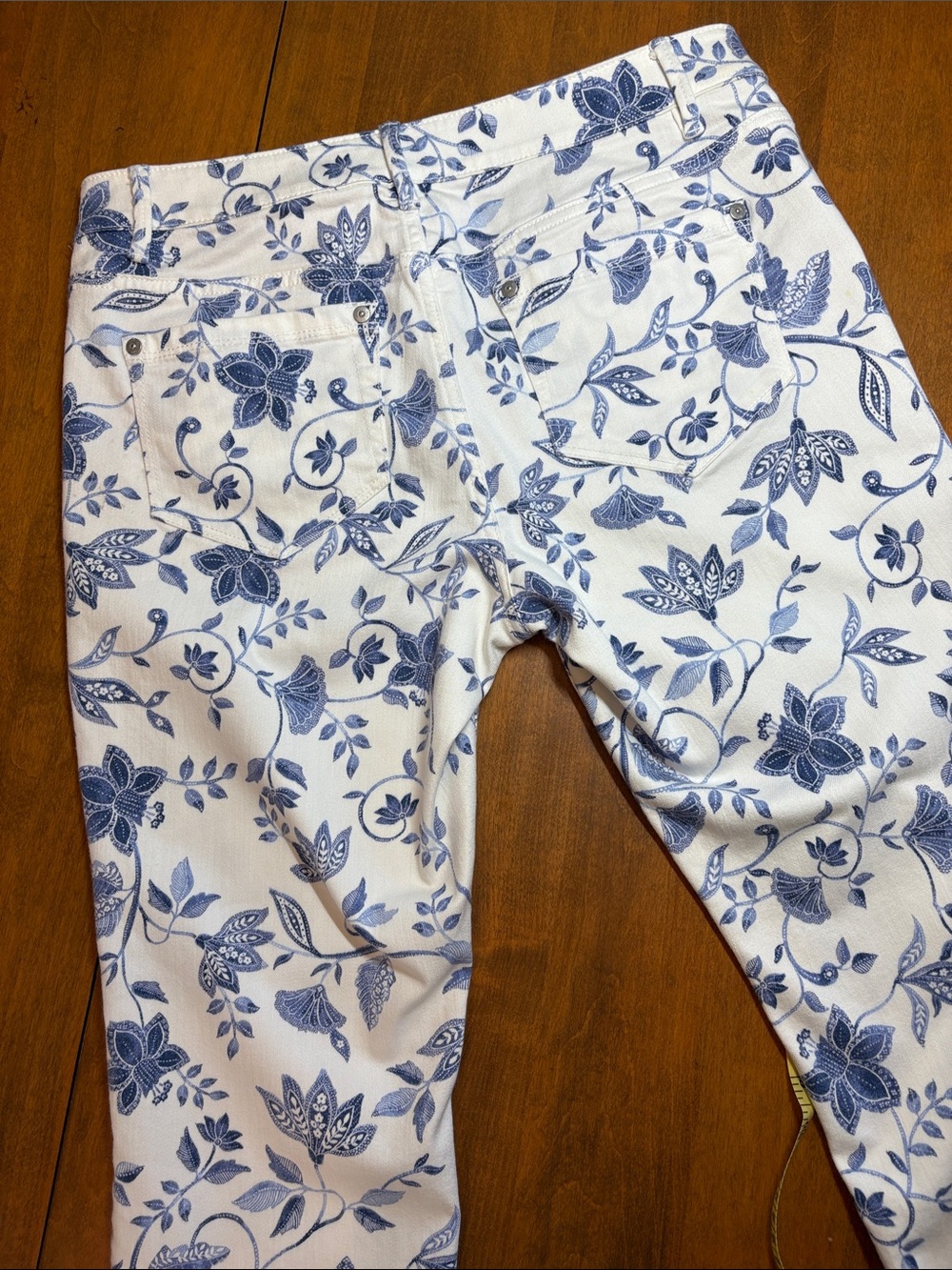 J.Jill Denim White Cropped Pants with Blue Floral Print, 8P - Picture 7 of 8